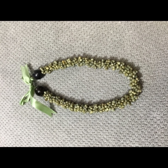 Tiny green shell necklace - Picture 4 of 4